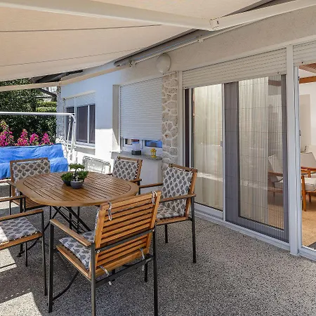 Beeindruckendes Nur 80 Meter Zum Mit Mediterranem Garten Und Chillout-bereich * Crikvenica