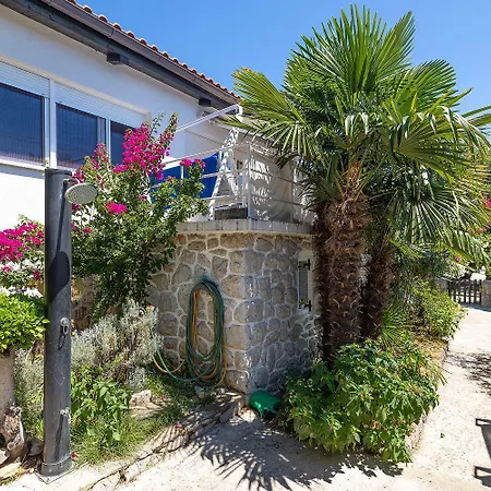 Beeindruckendes Nur 80 Meter Zum Mit Mediterranem Garten Und Chillout-bereich Crikvenica