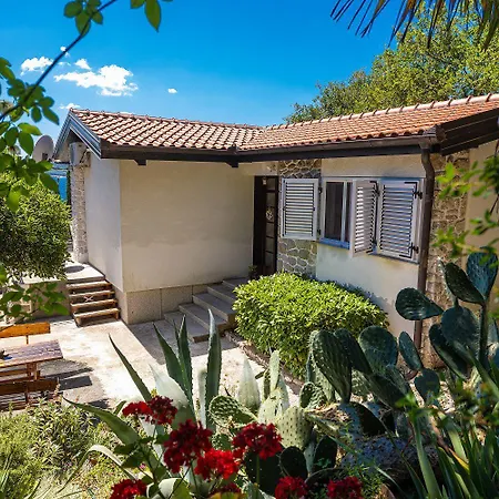 Beeindruckendes Nur 80 Meter Zum Mit Mediterranem Garten Und Chillout-bereich Holiday home Crikvenica
