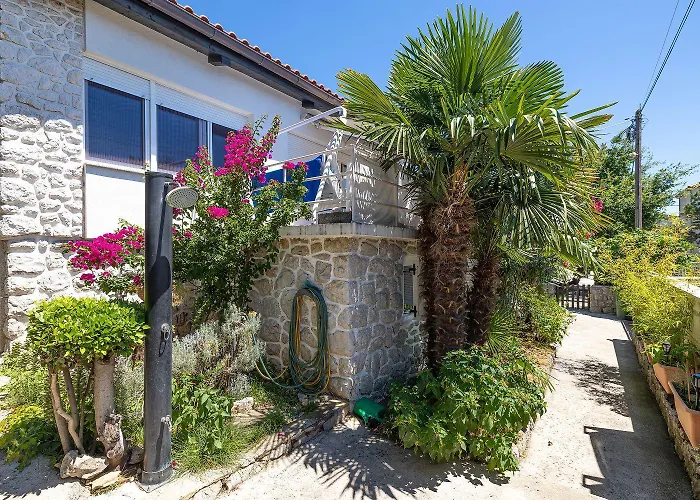 Beeindruckendes Nur 80 Meter Zum Mit Mediterranem Garten Und Chillout-bereich Crikvenica