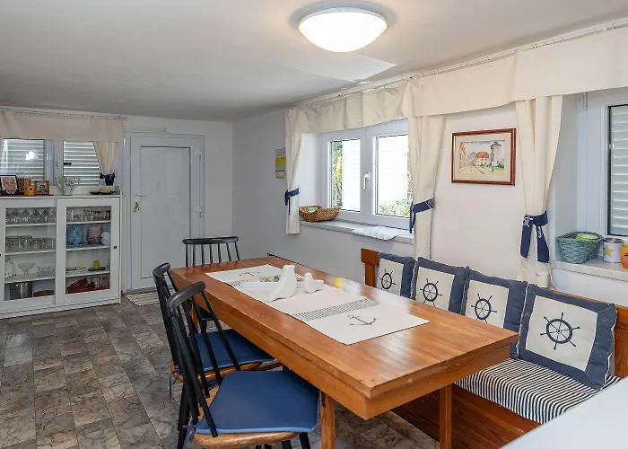 Beeindruckendes Nur 80 Meter Zum Mit Mediterranem Garten Und Chillout-bereich Holiday home