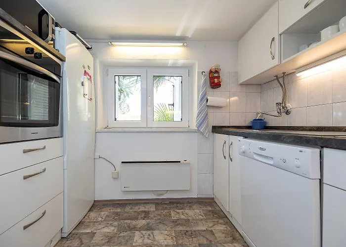 Beeindruckendes Nur 80 Meter Zum Mit Mediterranem Garten Und Chillout-bereich Crikvenica