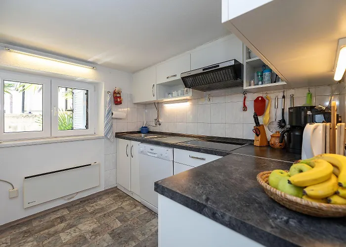 Beeindruckendes Nur 80 Meter Zum Mit Mediterranem Garten Und Chillout-bereich * Crikvenica